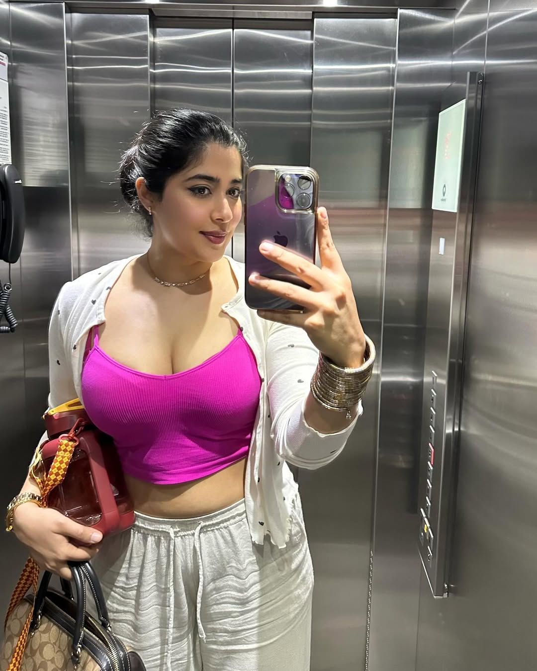 Nikita Sharmas Snowy Saree Look Captures Banffs Beauty Nikita Sharmas Snowy Saree Look Captures Banffs Beauty