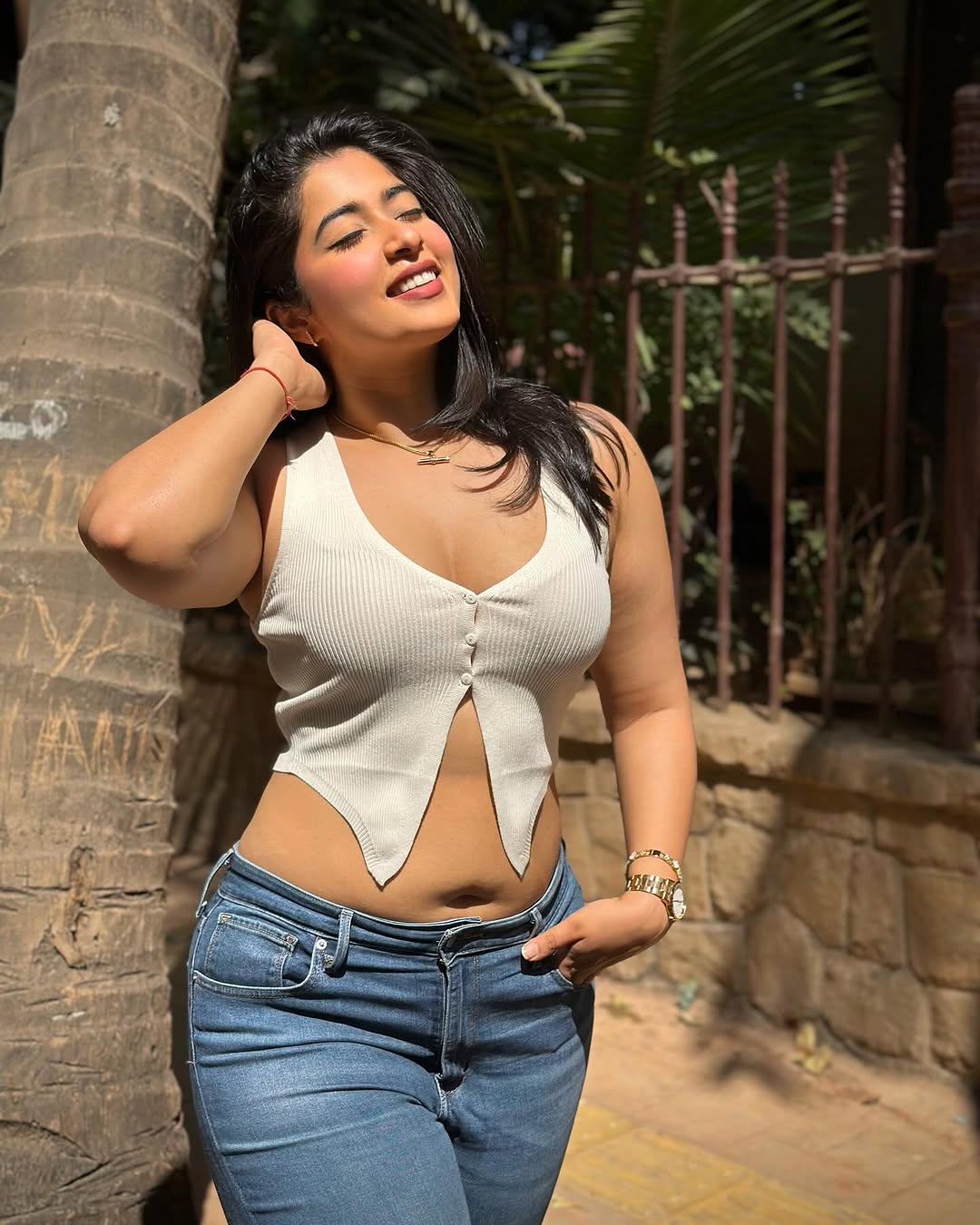 Nikita Sharmas Snowy Saree Look Captures Banffs Beauty Nikita Sharmas Snowy Saree Look Captures Banffs Beauty