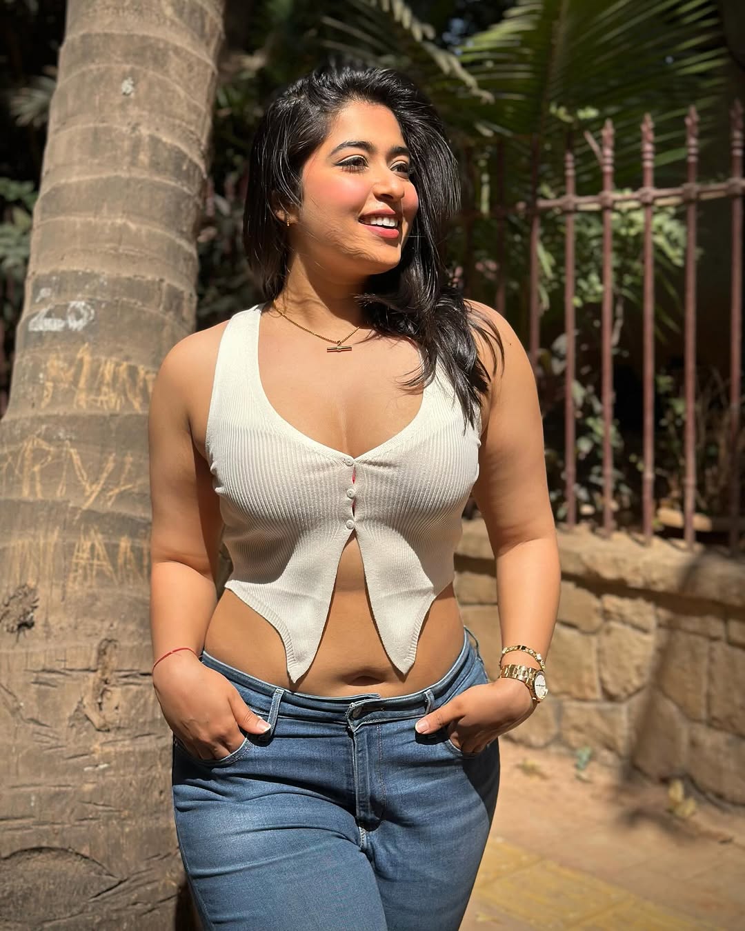 Nikita Sharmas Snowy Saree Look Captures Banffs Beauty Nikita Sharmas Snowy Saree Look Captures Banffs Beauty