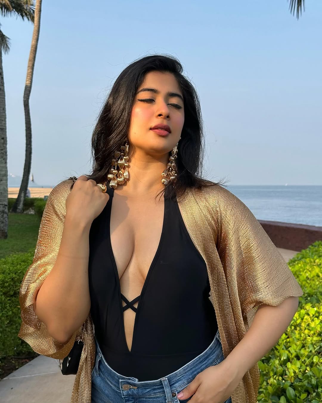 Nikita Sharmas Snowy Saree Look Captures Banffs Beauty Nikita Sharmas Snowy Saree Look Captures Banffs Beauty