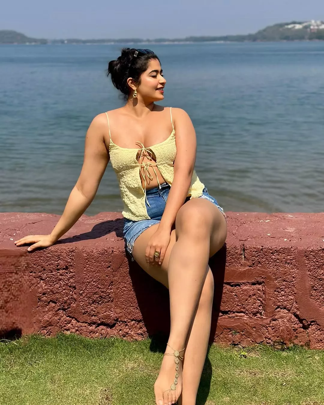 Nikita Sharmas Snowy Saree Look Captures Banffs Beauty Nikita Sharmas Snowy Saree Look Captures Banffs Beauty