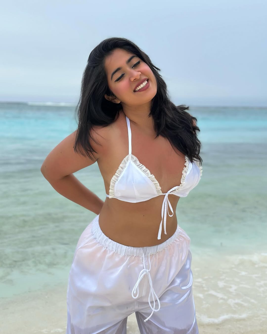 Nikita Sharmas Snowy Saree Look Captures Banffs Beauty