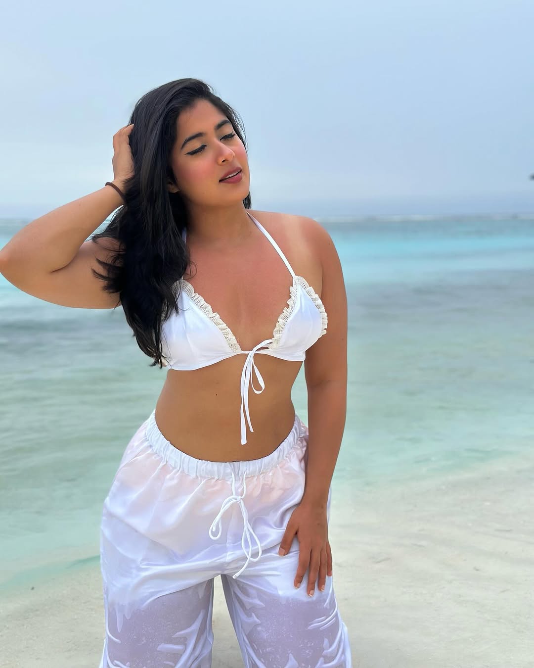 Nikita Sharmas Snowy Saree Look Captures Banffs Beauty Nikita Sharmas Snowy Saree Look Captures Banffs Beauty