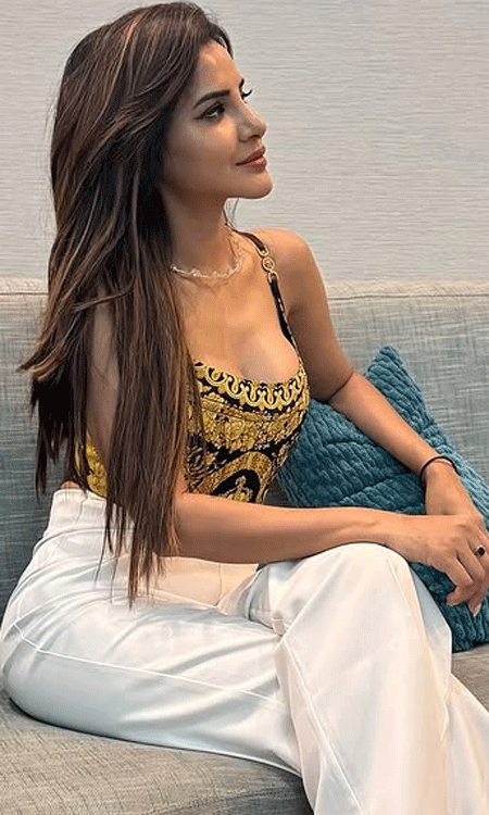 Chic, Calm & Captivating: Ashu’s Stylish Vibes