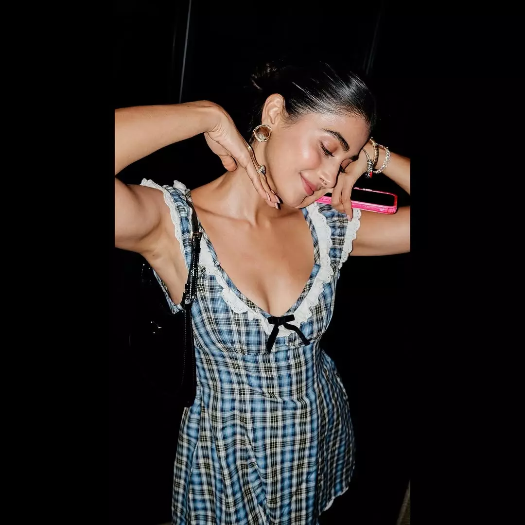 Pooja Hegde’s Mesmerizing Gaze ✨