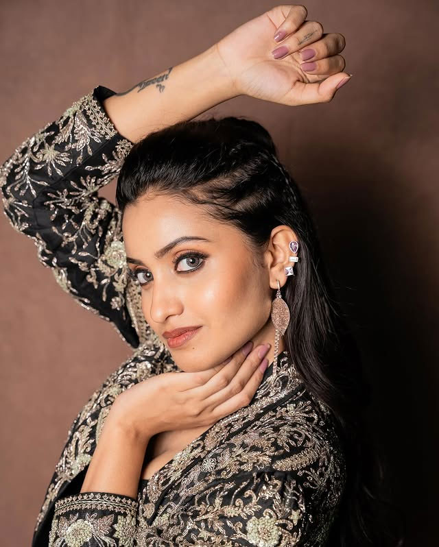 Deepika Pillis Relaxed Bench Still Wins Hearts on Instagram