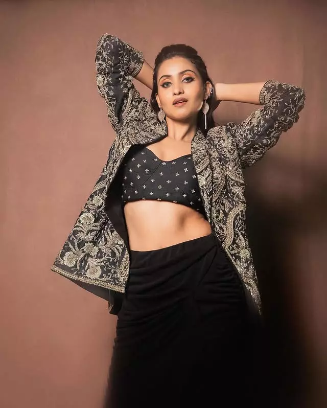 Deepika Pillis Relaxed Bench Still Wins Hearts on Instagram Deepika Pillis Relaxed Bench Still Wins Hearts on Instagram