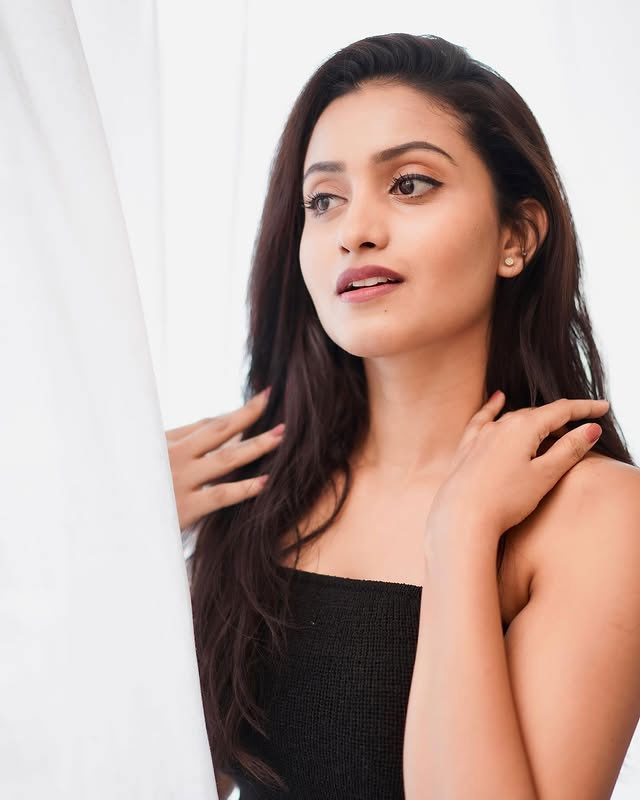 Deepika Pillis Relaxed Bench Still Wins Hearts on Instagram Deepika Pillis Relaxed Bench Still Wins Hearts on Instagram