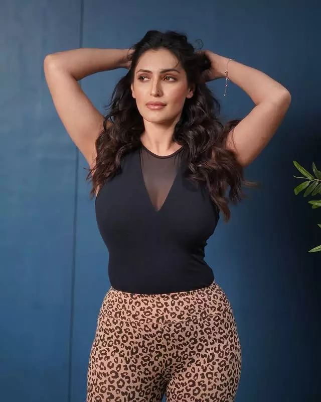 Shivangi Verma Exudes Elegance in White Saree Shivangi Verma Exudes Elegance in White Saree