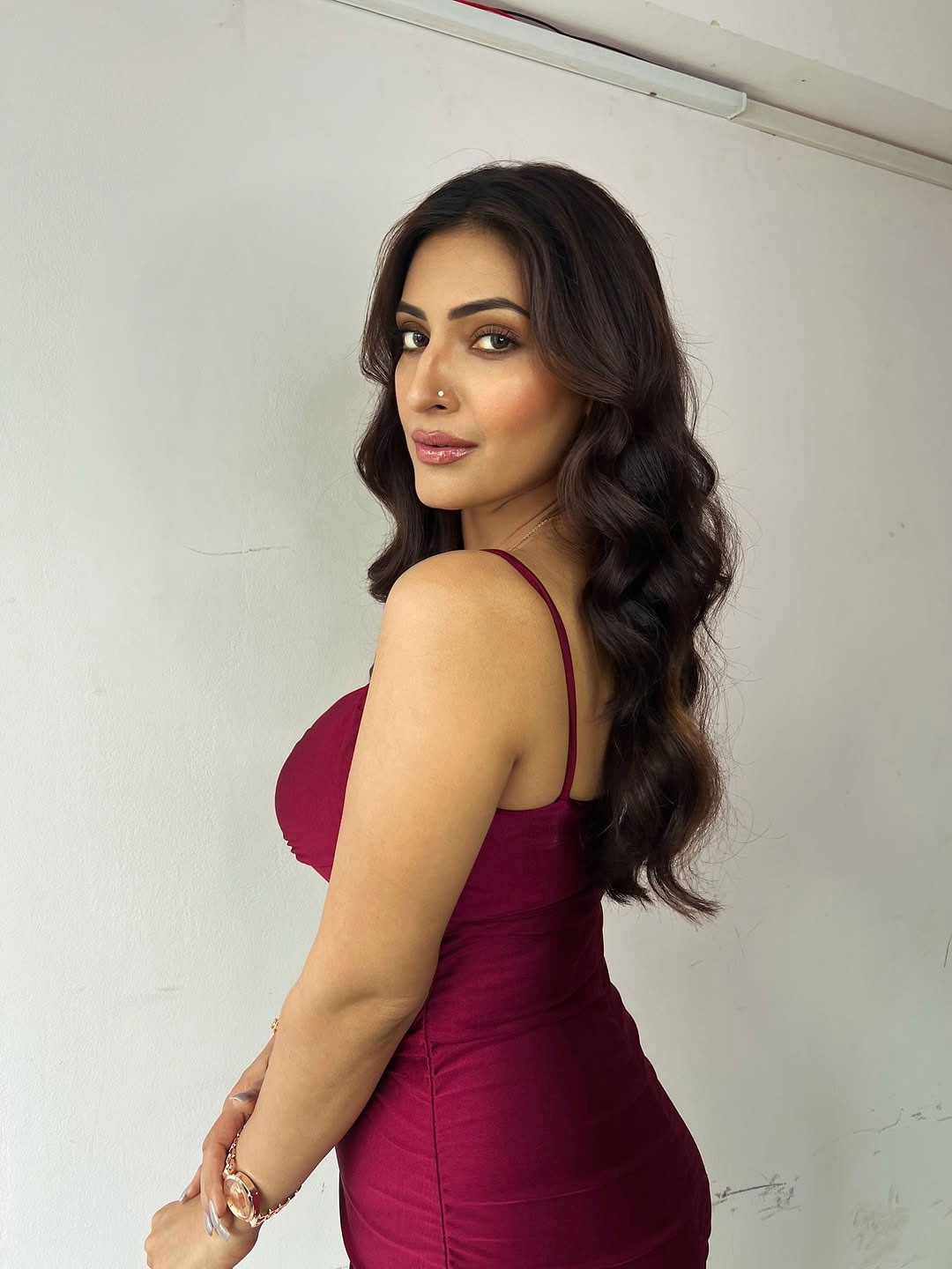 Shivangi Verma Exudes Elegance in White Saree Shivangi Verma Exudes Elegance in White Saree