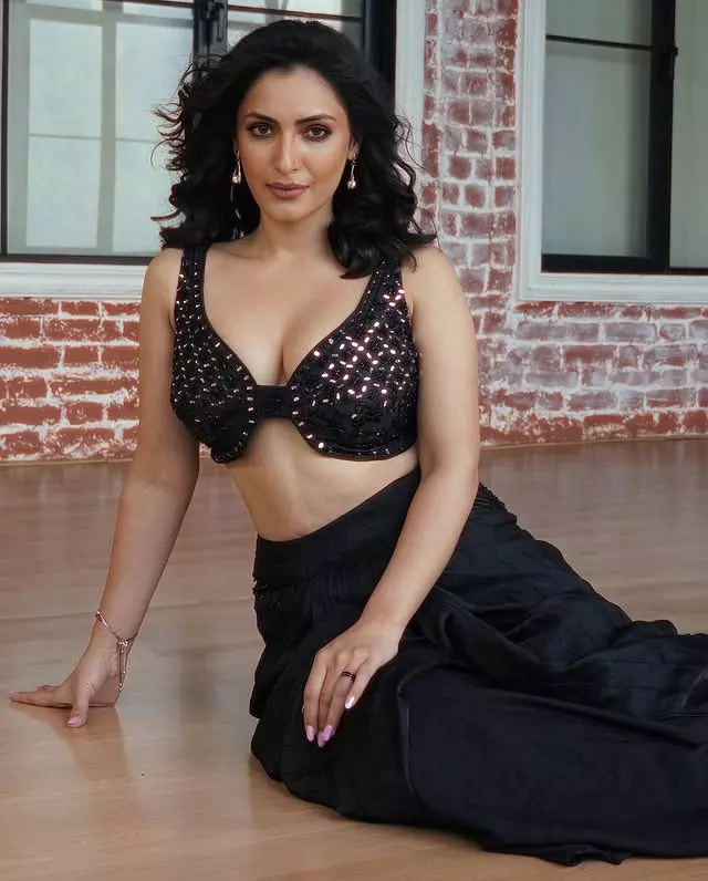 Shivangi Verma Exudes Elegance in White Saree Shivangi Verma Exudes Elegance in White Saree