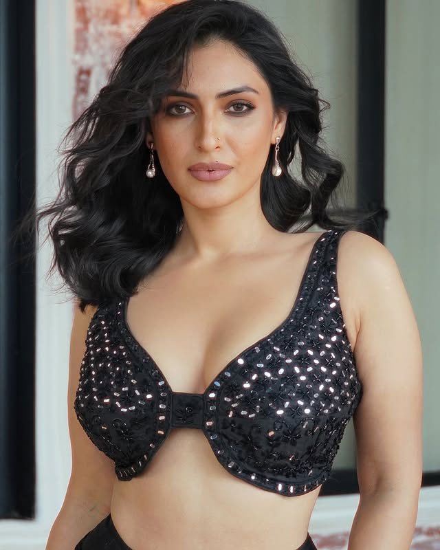 Shivangi Verma Exudes Elegance in White Saree Shivangi Verma Exudes Elegance in White Saree