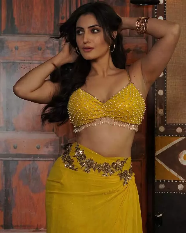 Shivangi Verma Exudes Elegance in White Saree Shivangi Verma Exudes Elegance in White Saree