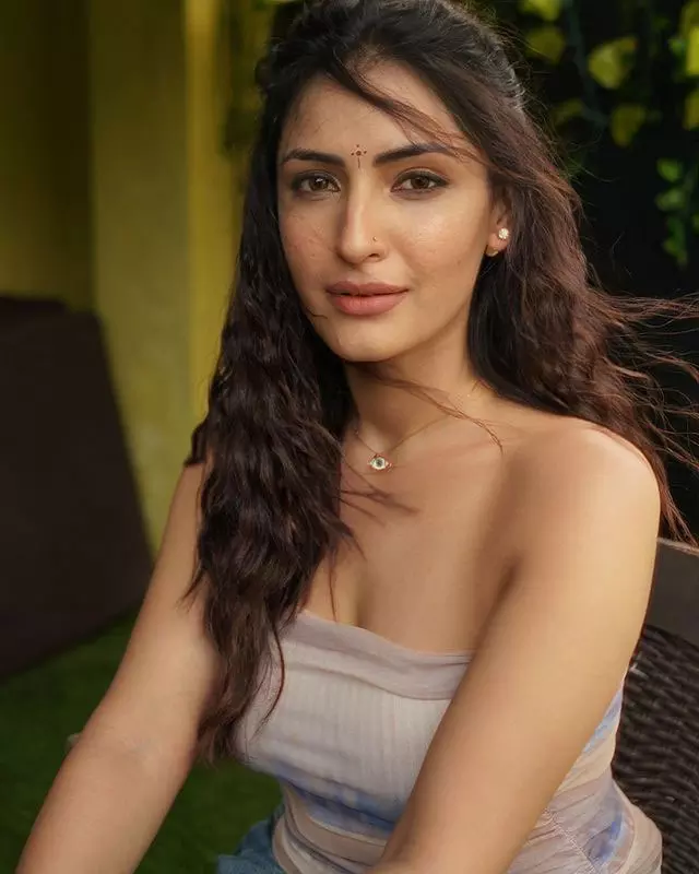 Shivangi Verma Exudes Elegance in White Saree Shivangi Verma Exudes Elegance in White Saree