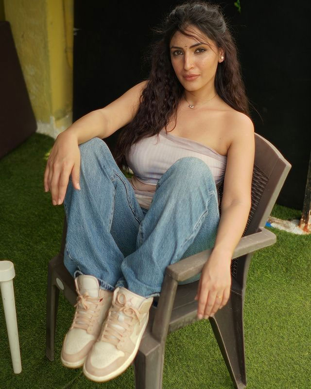 Shivangi Verma Exudes Elegance in White Saree Shivangi Verma Exudes Elegance in White Saree