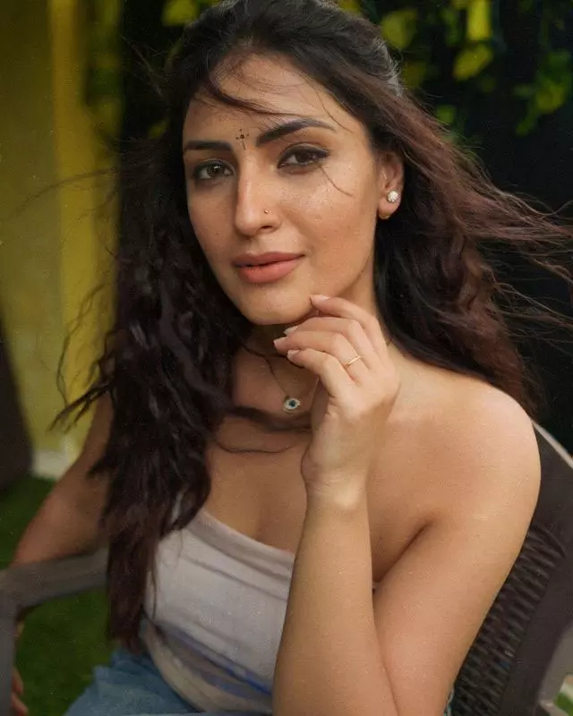 Shivangi Verma Exudes Elegance in White Saree Shivangi Verma Exudes Elegance in White Saree