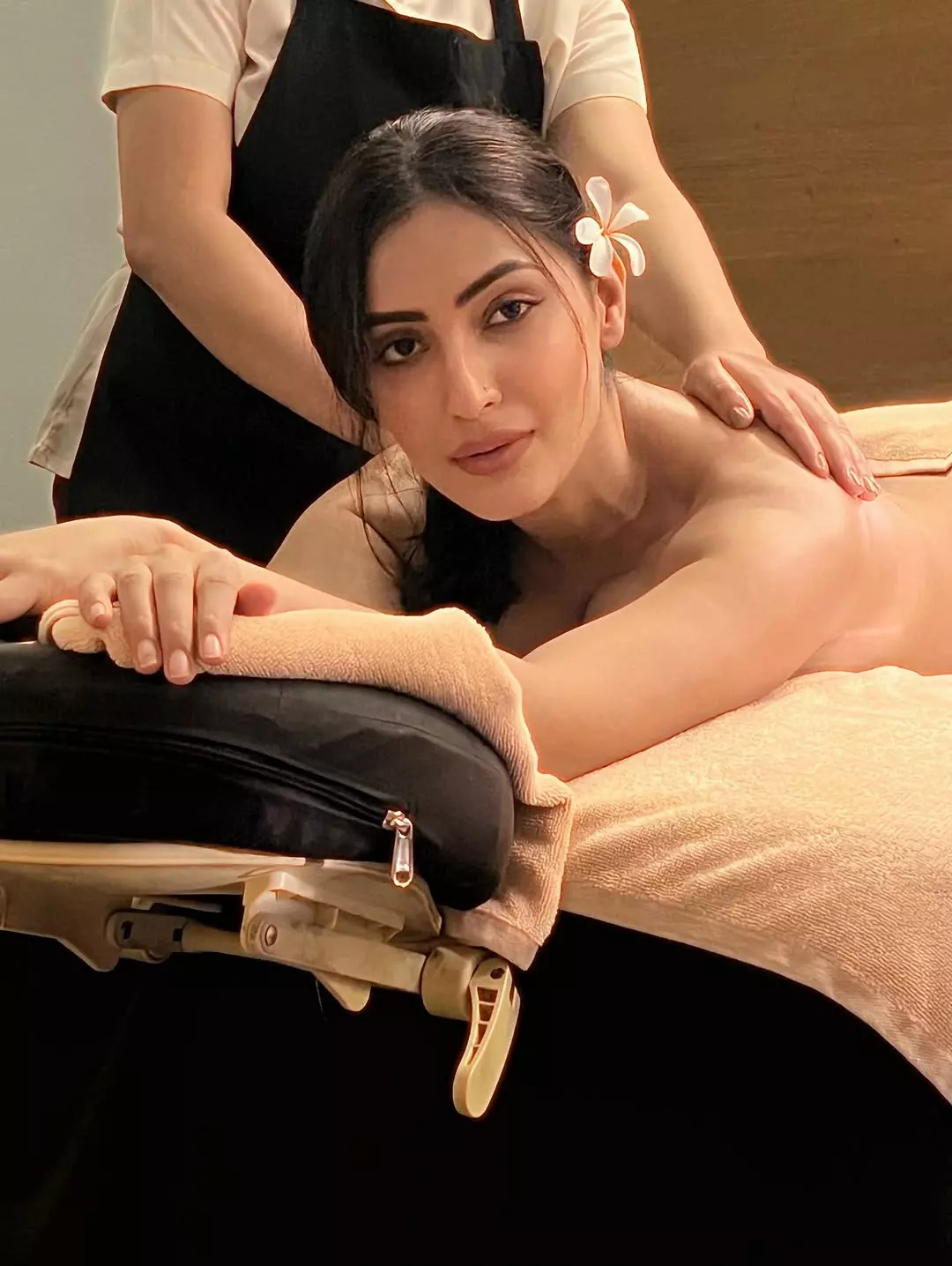 Shivangi Verma Exudes Elegance in White Saree Shivangi Verma Exudes Elegance in White Saree