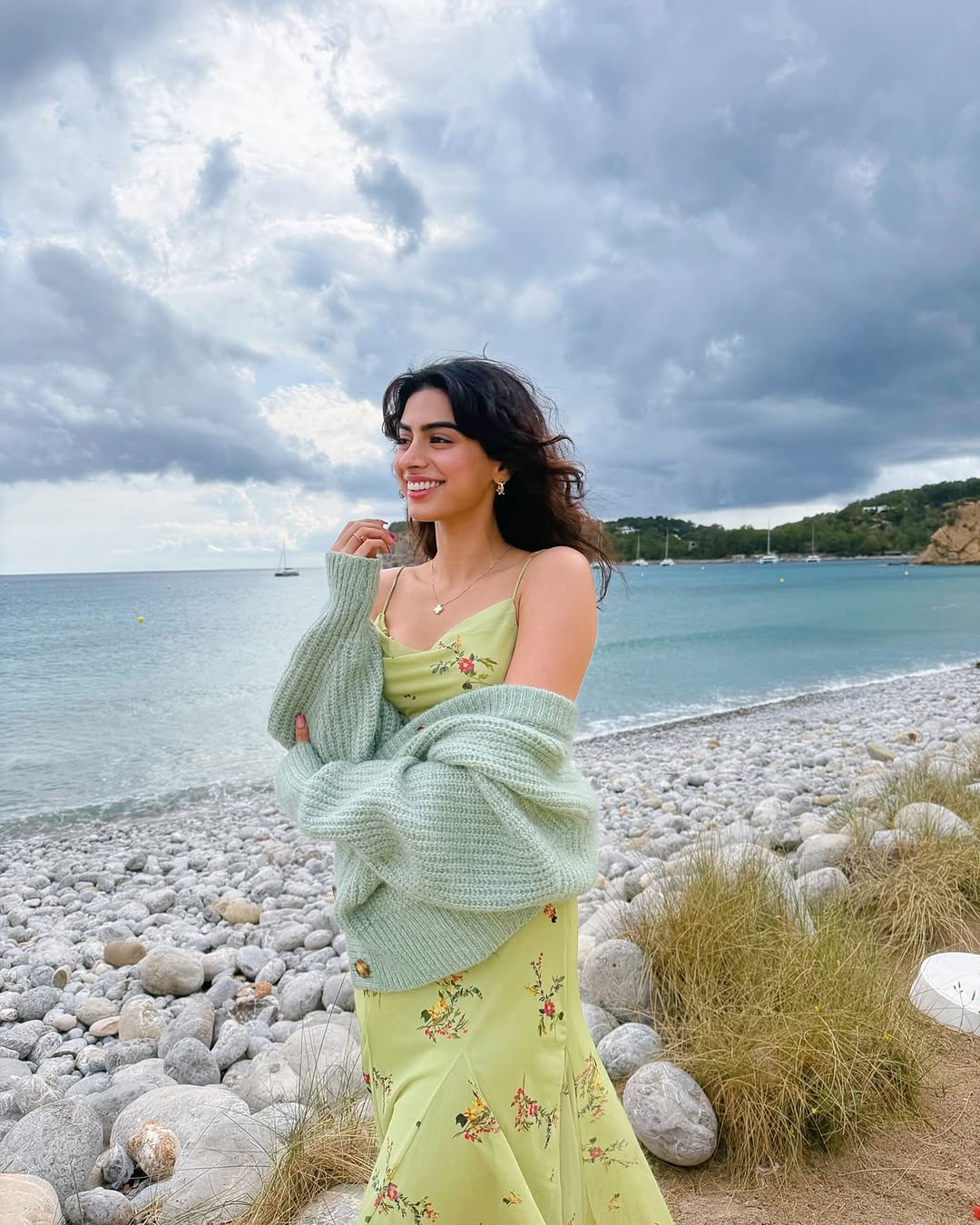 Khushi Kapoor Looks Effortlessly Elegant in Latest Post