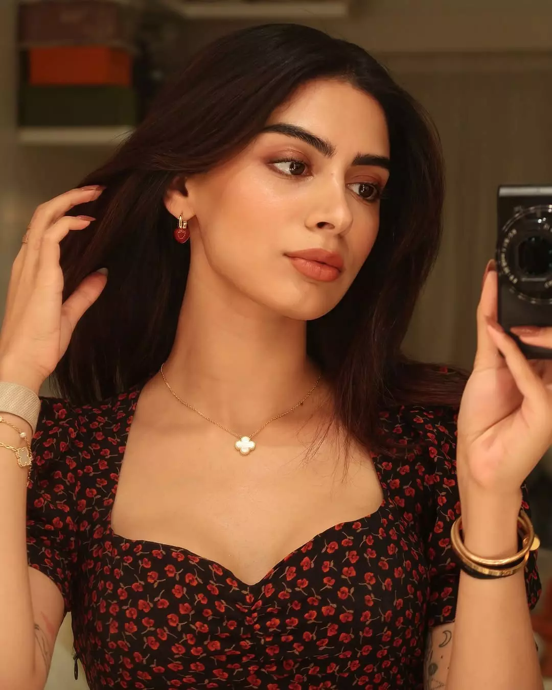 Khushi Kapoor Looks Effortlessly Elegant in Latest Post