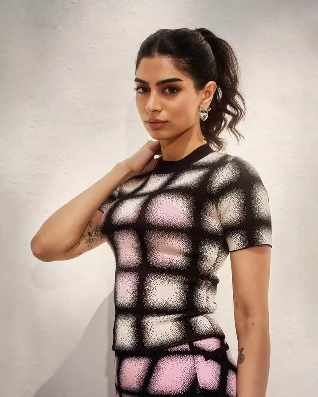 Khushi Kapoor Looks Effortlessly Elegant in Latest Post