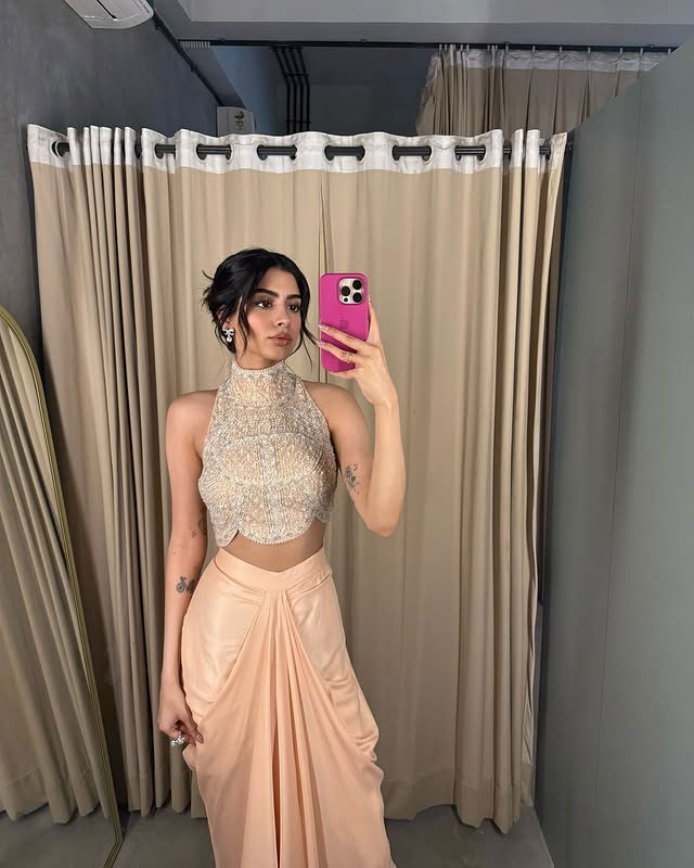 Khushi Kapoor Looks Effortlessly Elegant in Latest Post