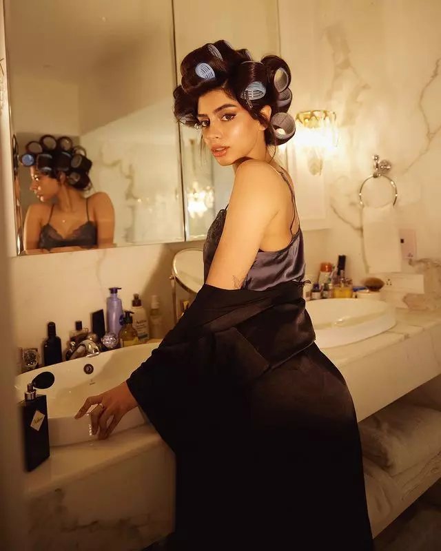 Khushi Kapoor Looks Effortlessly Elegant in Latest Post Khushi Kapoor Looks Effortlessly Elegant in Latest Post