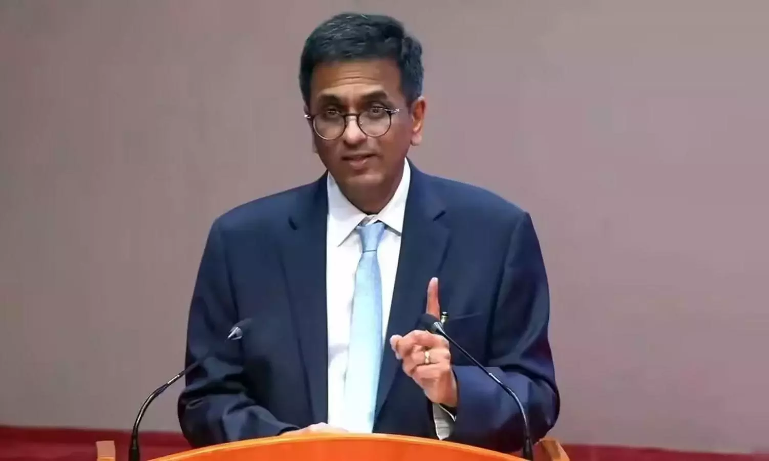 ఇంటిని ఖాళీ చేయని వైనంపై మాజీ చీఫ్ జస్టిస్ చంద్రచూడ్