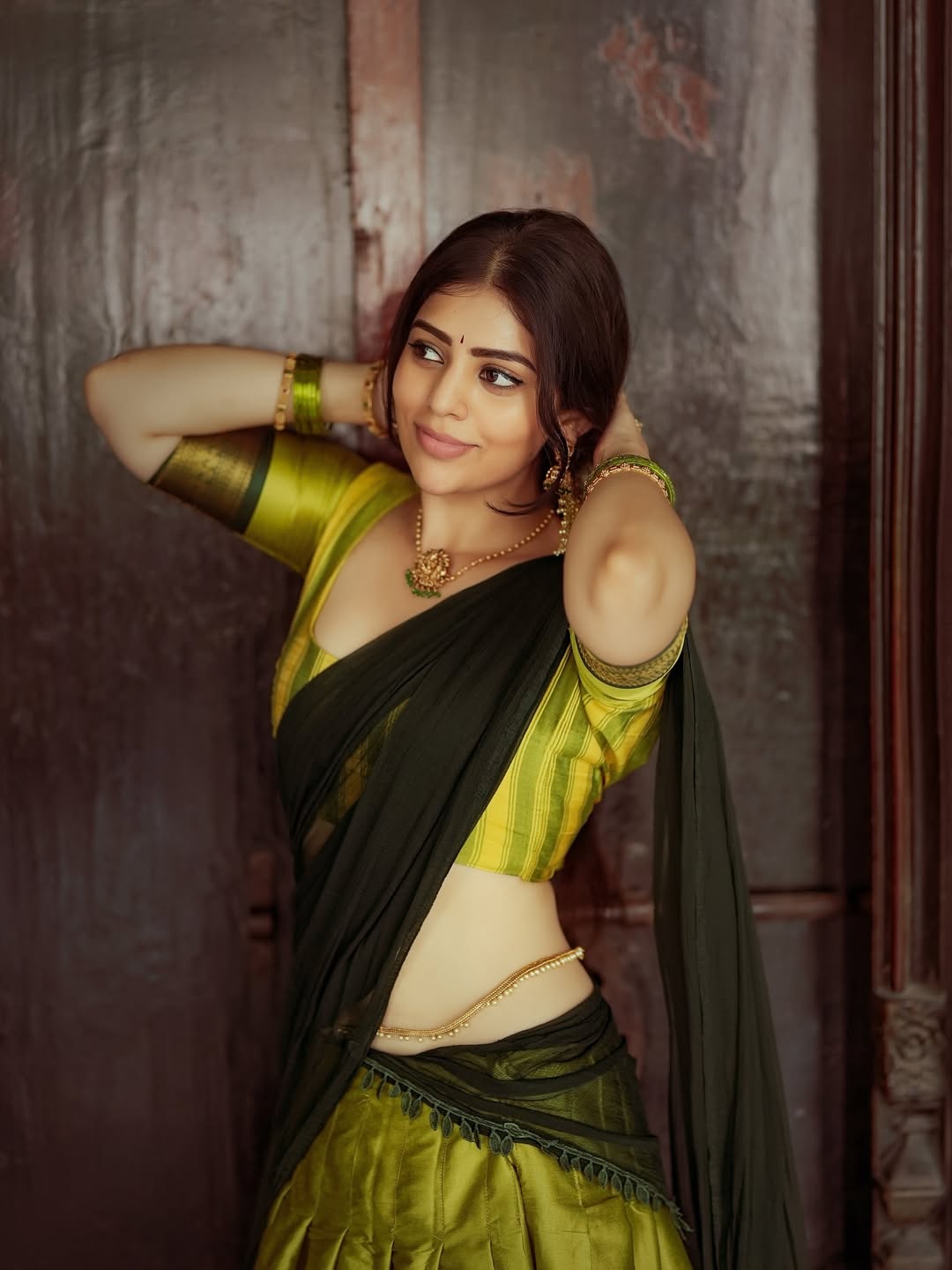 Bandhavi Sridhar Captures Hearts with Traditional Look