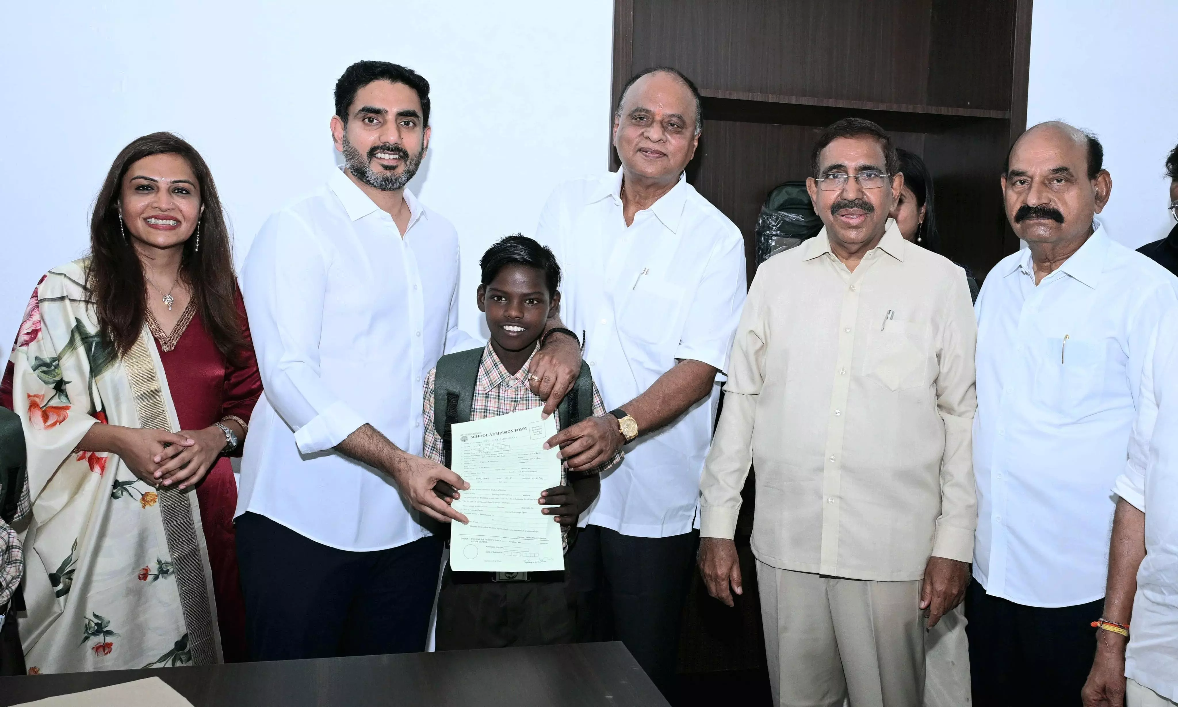 భిక్షాటన చేసే పిల్లల జీవితాలను ఒక్కరోజులో మార్చిన లోకేష్!