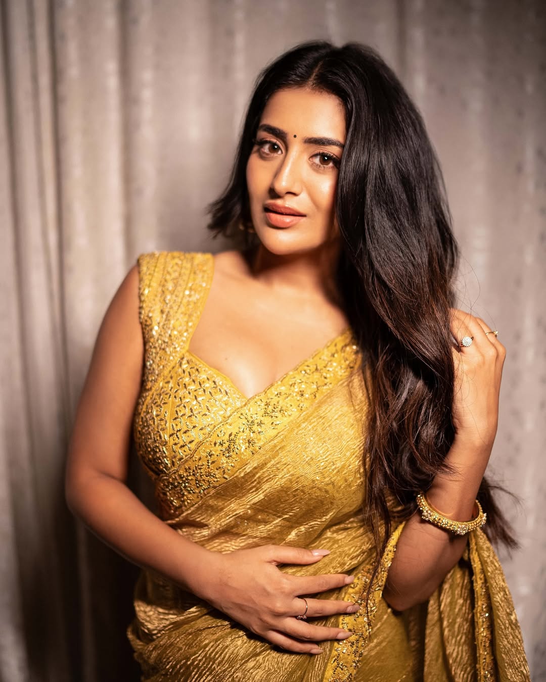 Rashi Singh Looks Pretty In Saree