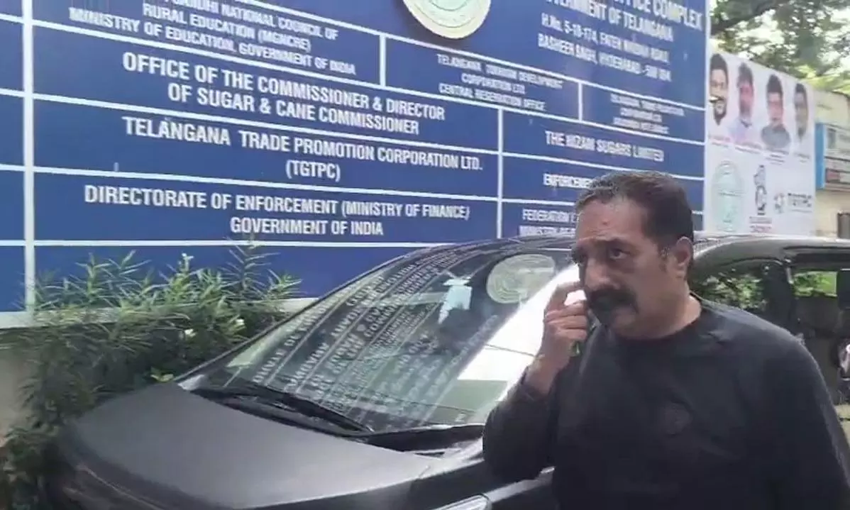 ఈడీ విచారణకు హాజరైన నటుడు ప్రకాష్ రాజ్.. ఏం జరుగనుంది?