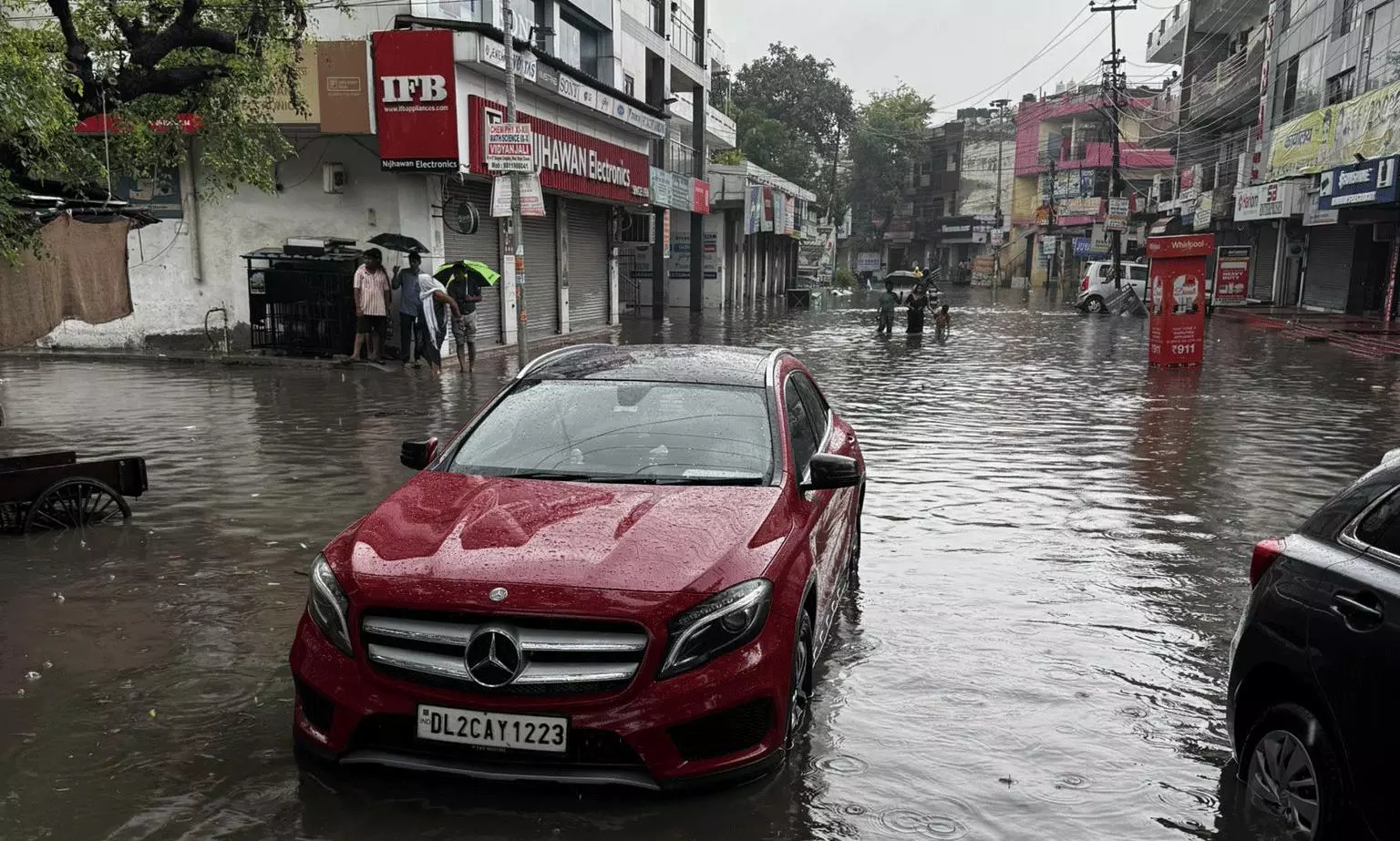 వరదలకు క్రేన్ సాయం కోరిన కారు... కమిషనర్ కు లీగల్ నోటీసులు!