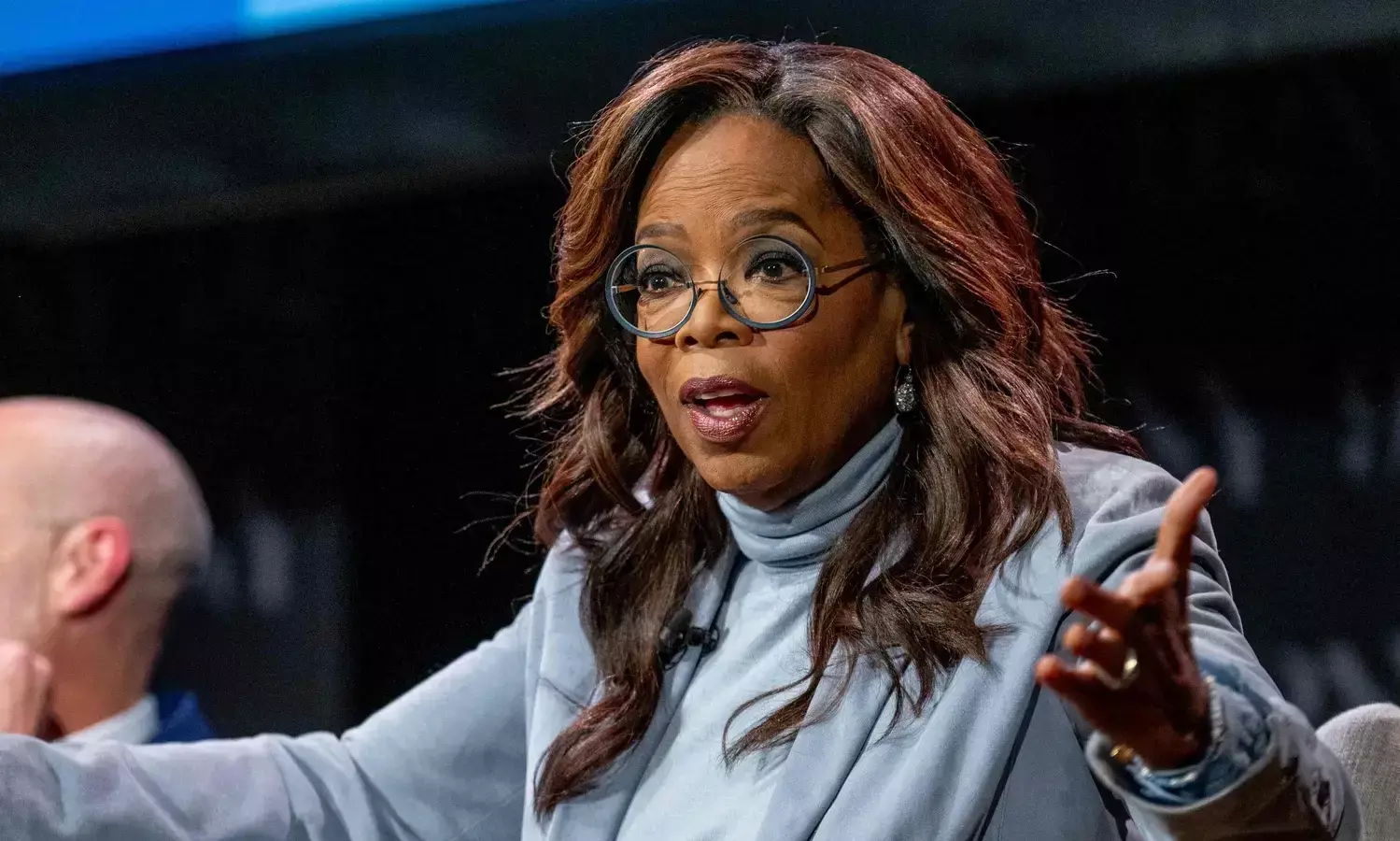 సునామీ వేళ రోడ్డు గేటు ఓపెన్ చేసిన టాప్ యాంకర్... ట్రెండింగ్ ఇష్యూ!