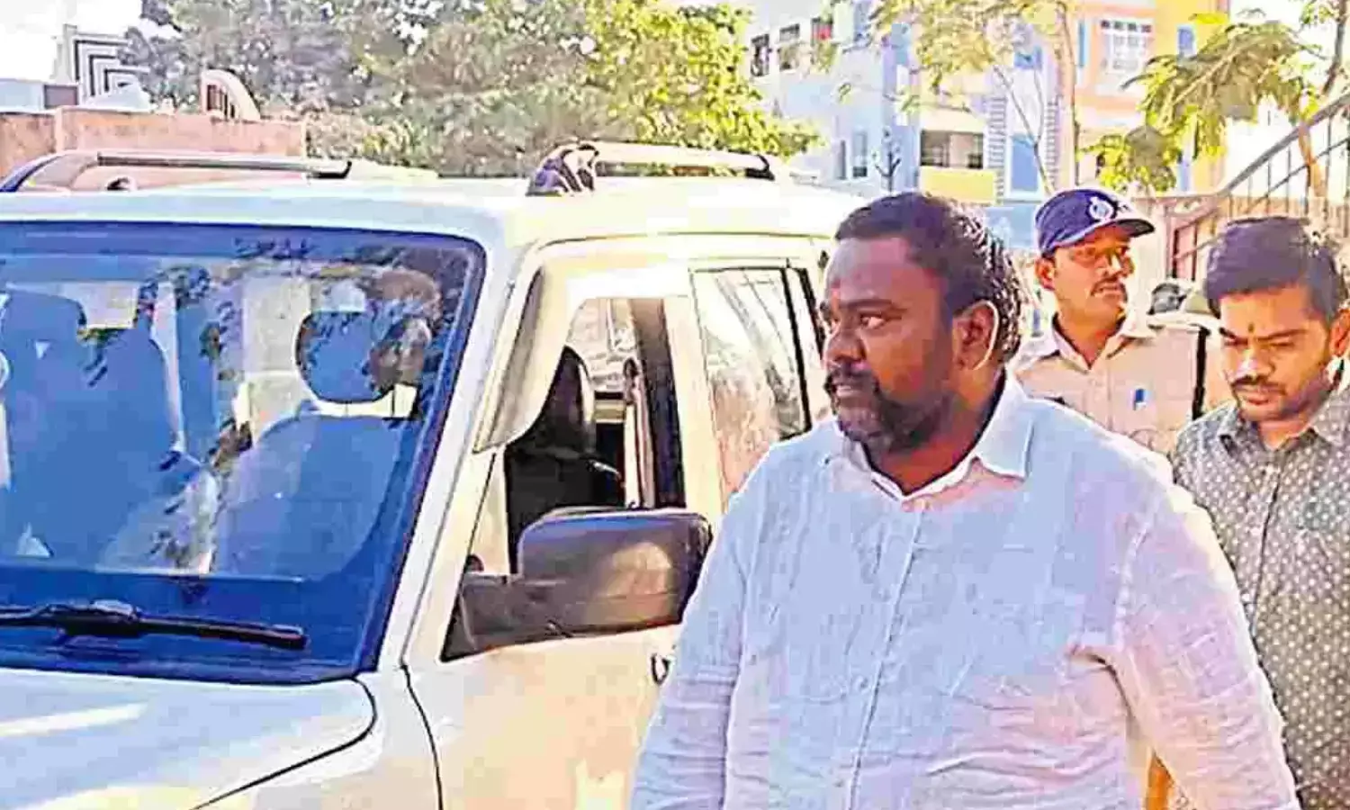 7 నెలల తర్వాత అలా బయటకు  రాగానే ఇలా అరెస్ట్.. ఎవరీ వైసీపీ కిషోర్!