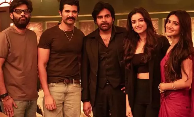 బ్లాక్ సూట్‌లో ప‌వ‌న్ బాస్ వైబ్స్