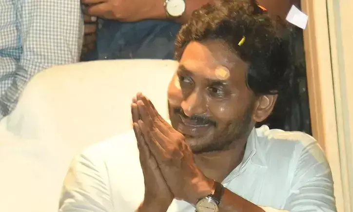 షిక్కటి షిరునవ్వుతో... (వైసీపీ యాప్  పై) ఏపీ మంత్రి వెటకారం ఇది!