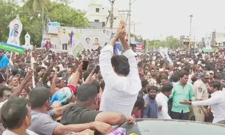 పోలీస్ ఆంక్షలు అలా...మందీ మార్బలంతో జగన్ !