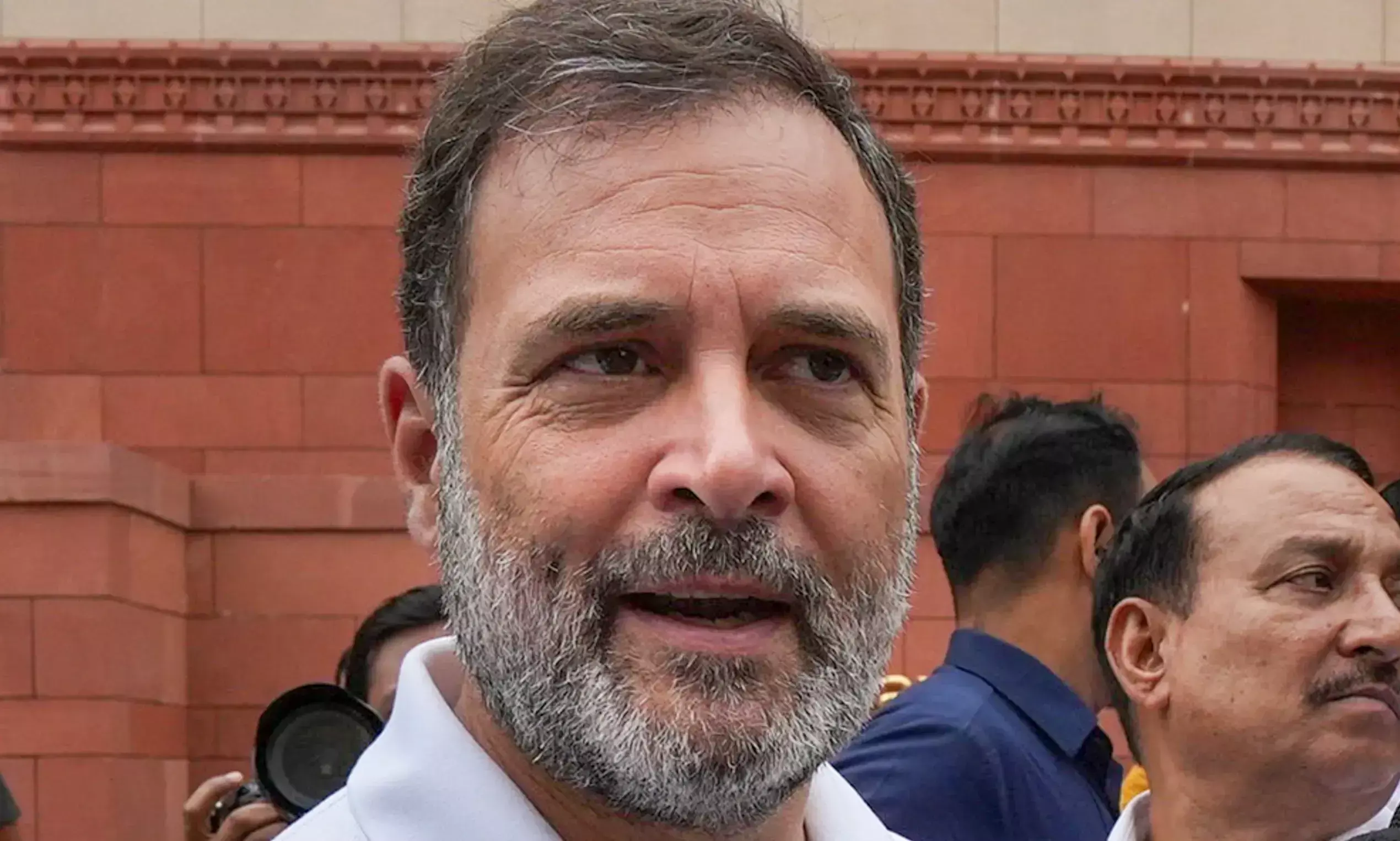 ట్రంప్ వ్యాఖ్యలను సమర్థించిన రాహుల్... మోడీని పాములా చుట్టారు!