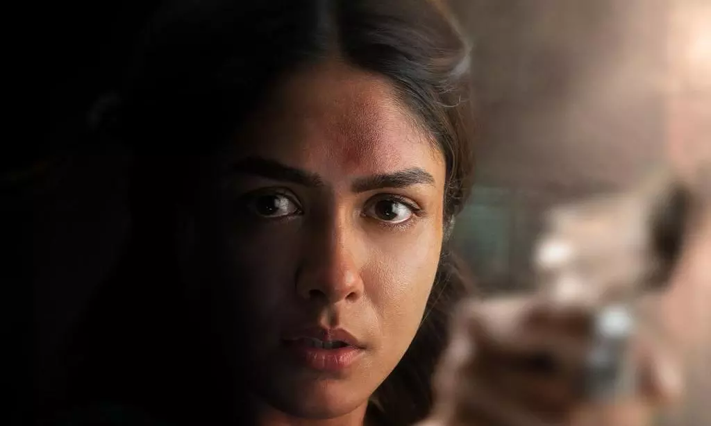 డెకాయిట్ మృణాల్.. జూలియట్ లుక్ లో పవర్ఫుల్ ఏమోషన్!