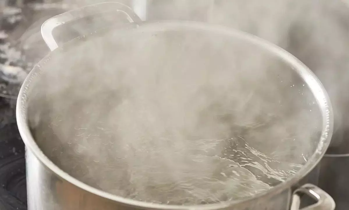 నిద్రిస్తున్న భర్తపై  వేడి నీళ్లు పోసిన భార్య.. అసలేం జరిగిందంటే..!