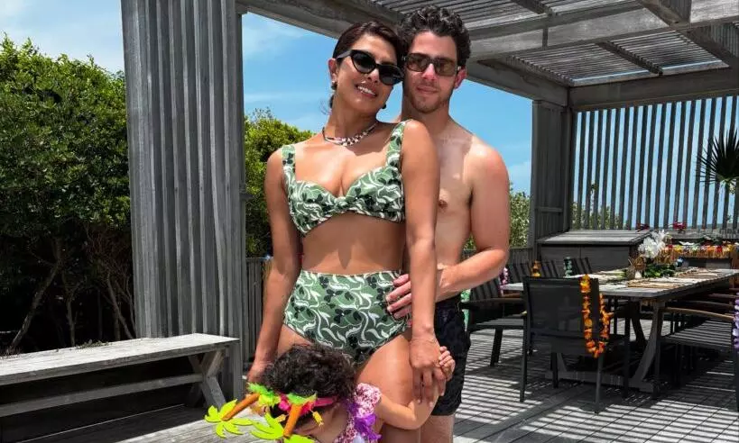 పిక్‌టాక్‌ : బీచ్‌లో ప్రియాంక చోప్రా లుక్‌ వైరల్‌