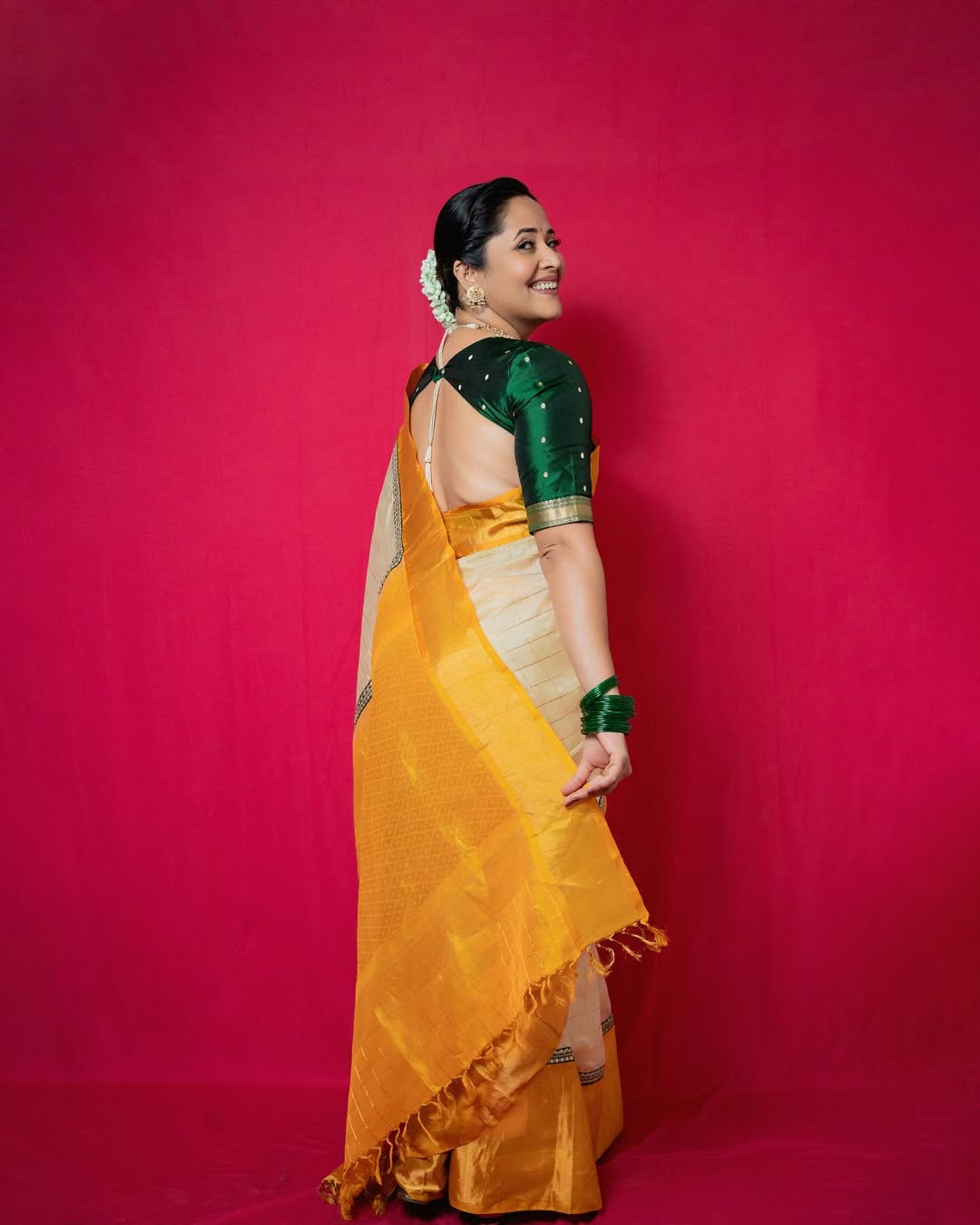 Anasuya Bharadwaj Stuns in Classic South Indian Saree Look