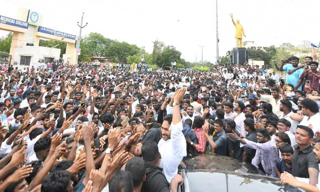 ఆఫ్టర్ వన్ ఇయర్ : గోదావరి తీరాన్ని టచ్ చేస్తున్న జగన్