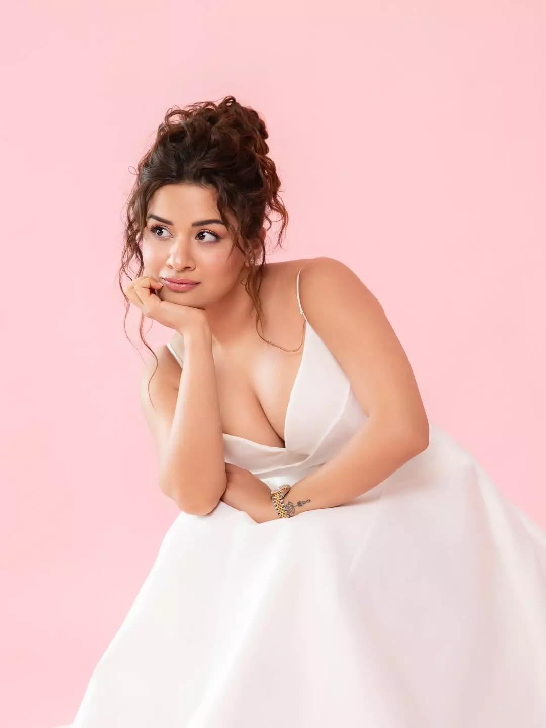 Avneet Kaur’s Shines in White For Love In Vietnam