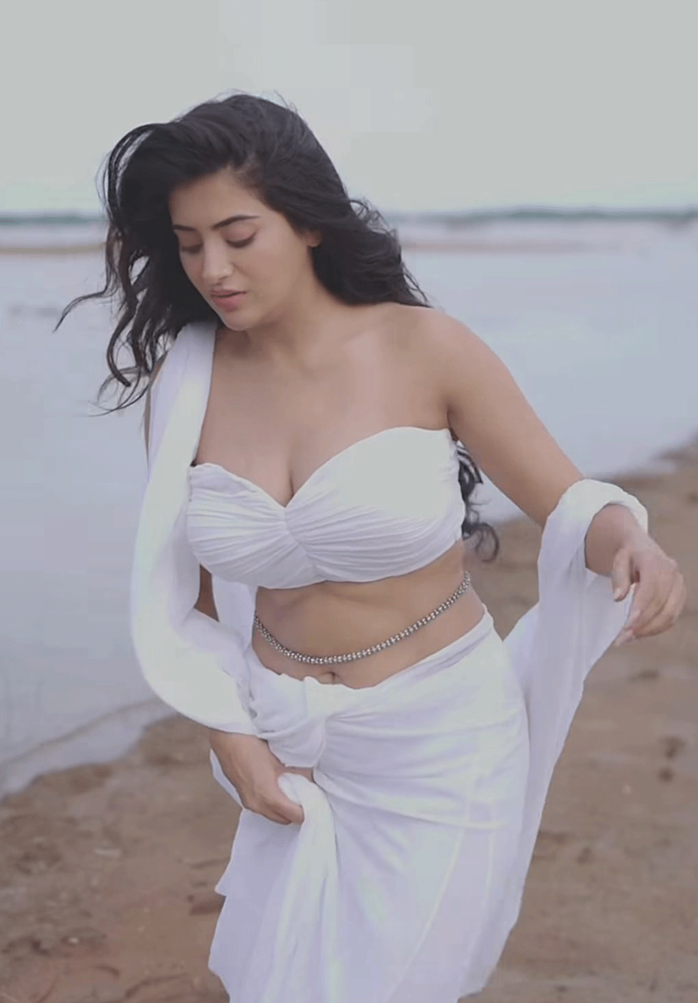 Ethereal Elegance: Raashi Singh�s Stunning White Saree Look Sets the Beach Ablaze