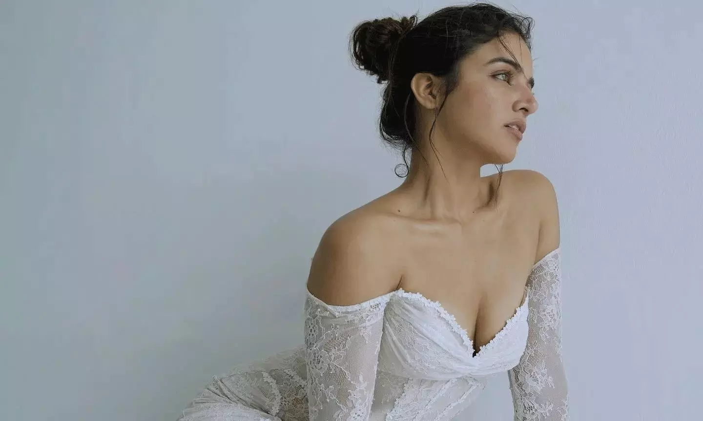 ఫోటోటాక్ : వైట్ డ్రెస్లో అందాల శిల్పం ఫోటోటాక్ : వైట్ డ్రెస్లో అందాల శిల్పం