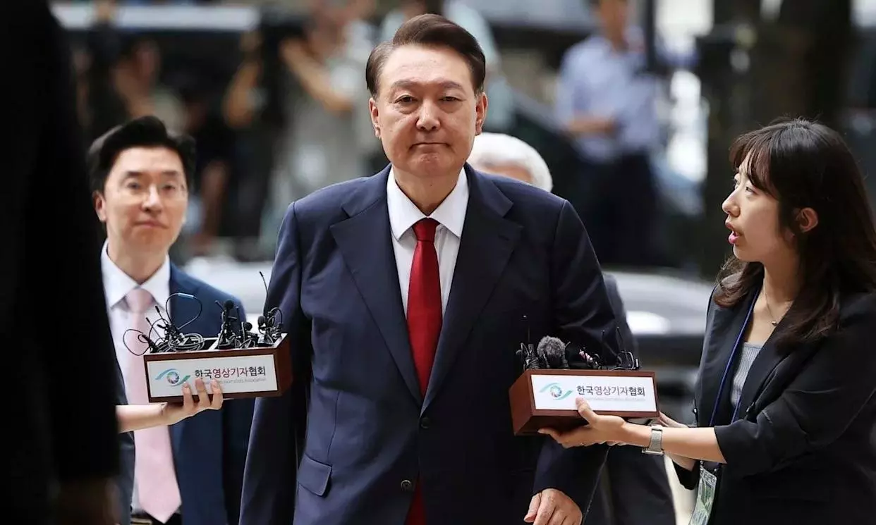 దుస్తులు విప్పేసిన మాజీ  అధ్యక్షుడు.. ఈ నిరసన ఎందుకంటే..!