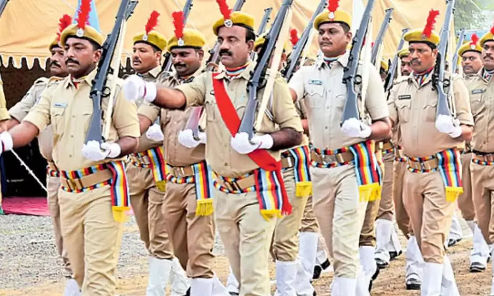 ఇంజినీర్లు, గ్రాడ్యుయేట్లు... పోలీస్ కానిస్టేబుల్ పోస్టులకు పోటీ!