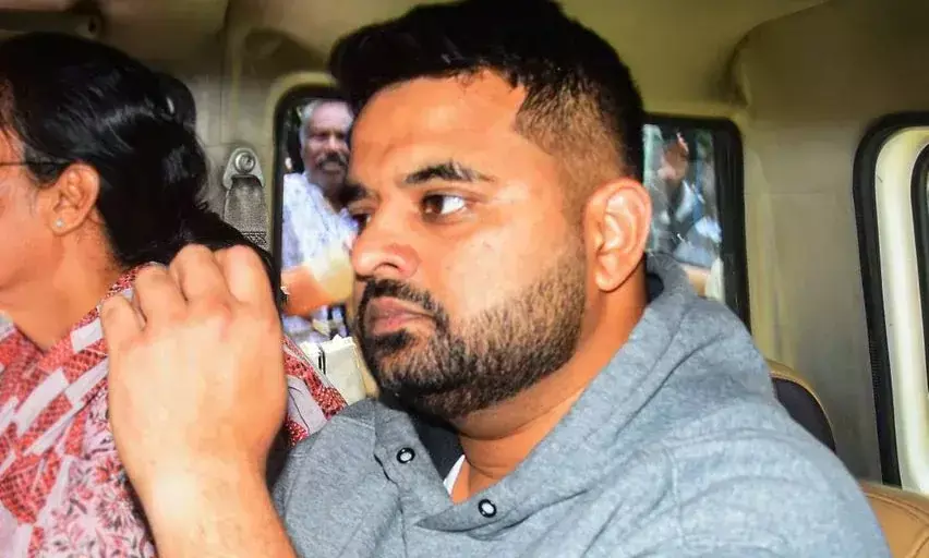మ‌హిళా ప‌క్ష మాజీ ప్ర‌ధాని కుటుంబంలో విష‌పు మొక్క‌.. ప్ర‌జ్వ‌ల్‌!