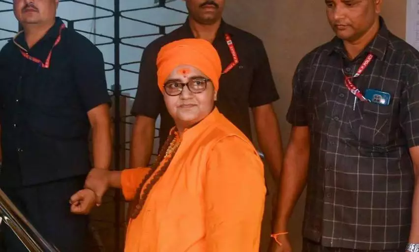 ఆ కేసులో మోడీని ఇరికించాల‌ని చూస్తున్నారు: ప్ర‌జ్ఞ సంచ‌ల‌న వ్యాఖ్య‌లు